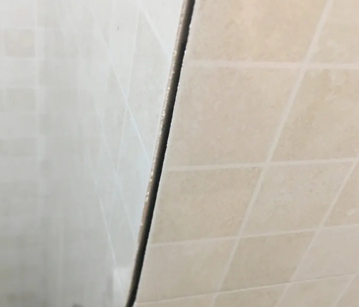 张家川瓷砖空鼓维修公司分享阳台瓷砖脱落的修复过程可以分为以下几个步骤
