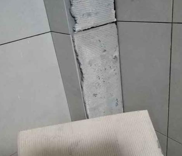 张家川瓷砖空鼓维修公司分享下厨房瓷砖脱落的补救措施。